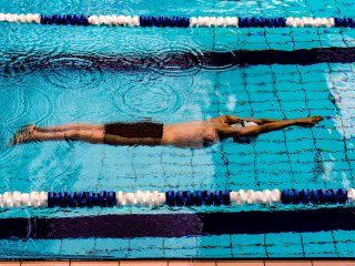 LA POSTURA DEL CORPO E IL GALLEGGIAMENTO NEL NUOTO